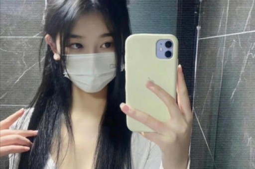 南通网友爆料：一车辆四脚朝天！围着一堆吃瓜群众……